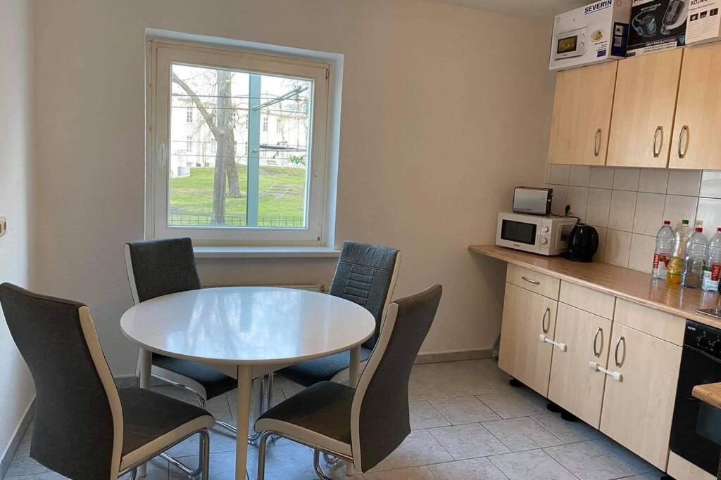 Lage In Rostock: 2-zimmerwohnung Mit Balkon Im 1.og *